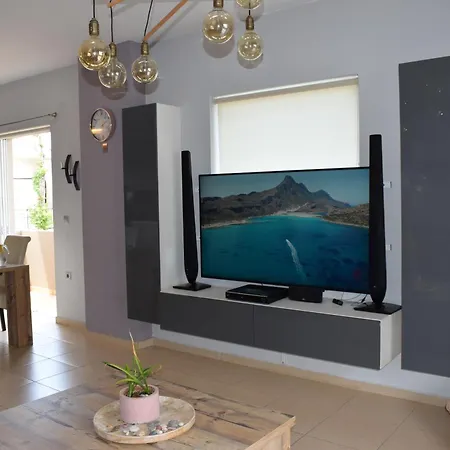 Elizabeth Cozy Close To The *