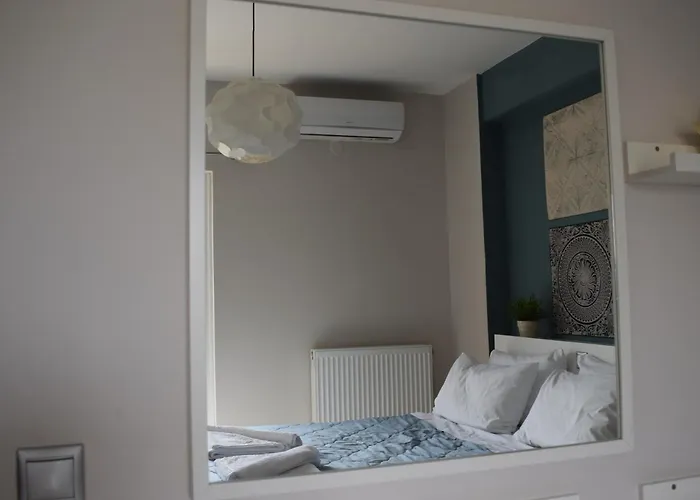 Elizabeth Cozy Close To The *