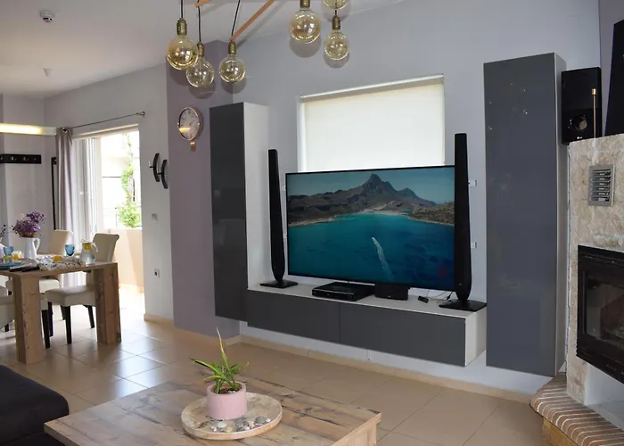 Elizabeth Cozy Close To The *