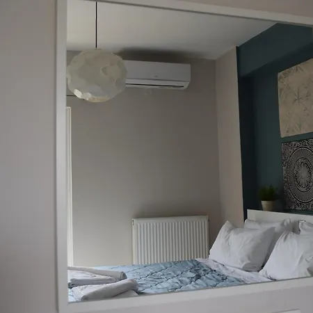 Elizabeth Cozy Close To The *