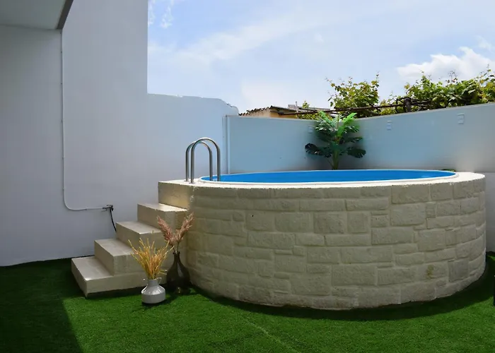 Elizabeth Cozy Close To The Ханья