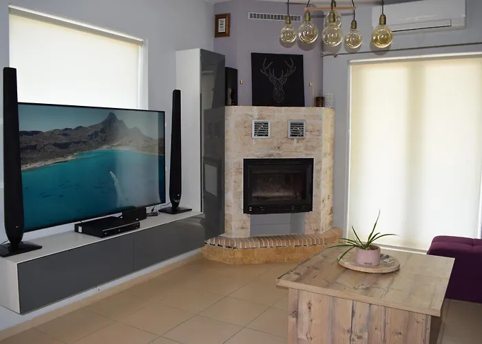 Elizabeth Cozy Close To The * Ханья